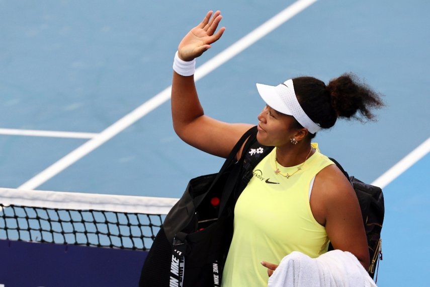 La japonesa Naomi Osaka se despide del público tras su eliminación ante Karolina Pliskova en el torneo de Brisbane, Australia, el miércoles 3 de enero de 2024&nbsp;