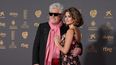 El director español Pedro Almodóvar y la actriz Penélope Cruz posan en la alfombra roja de la 38ª gala de los Premios Goya en Valladolid, el 10 de febrero de 2024.