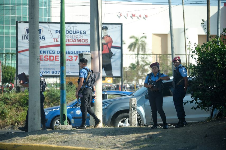 Grupos de policías y policías antidisturbios se preparan ante posibles protestas en Managua.