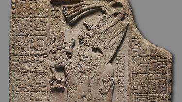 En esta imagen proporcionada por el Museo Metropolitano de Arte de Nueva York (MET de NY) un pánel de piedra caliza que formará parte de la exposición Lives of the Gods: Divinity in Maya Art.