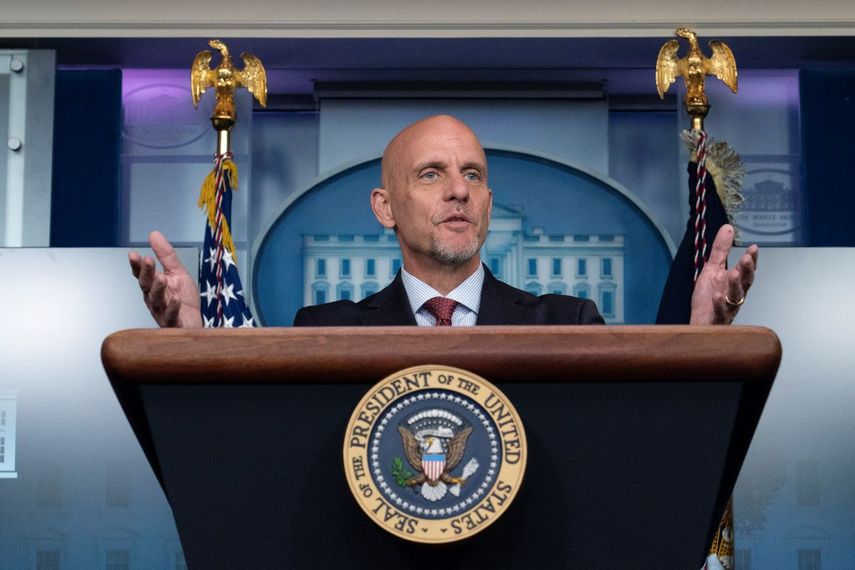En esta foto del 23 de agosto del 2020, el comisionado de la Administración de Alimentos y Medicamentos de Estados Unidos, doctor Stephen Hahn, habla en la sala de prensa de la Casa Blanca.
