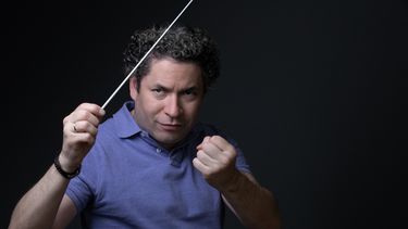 El director de orquesta venezolano y director musical de la Ópera Nacional de París Gustavo Dudamel posa durante una sesión de fotos en la Ópera de la Bastilla en París el 1 de septiembre de 2022.