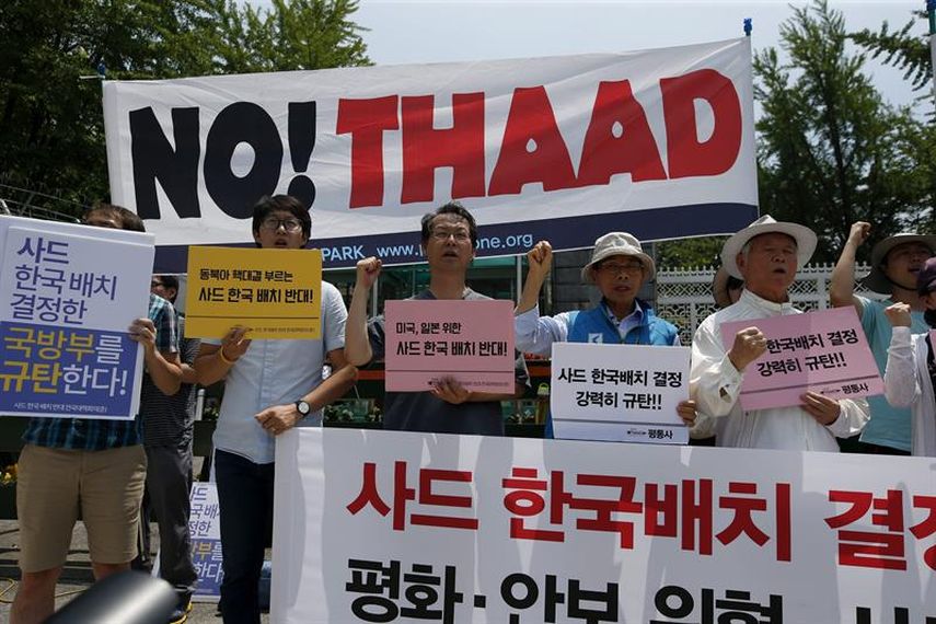 Miembros de un grupo cívico progresista participaron en una protesta contra la política de defensa nacional frente al Ministerior de Defensa en Seúl, Corea del Sur, ya que ese país junto a Estados Unidos sellaron definitivamente el acuerdo para el desp