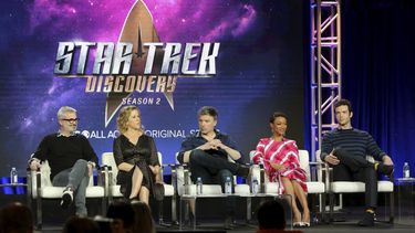 En esta fotografía del 30 de enero de 2019 Alex Kurtzman, de izquierda a derecha, Heather Kadin, Anson Mount, Sonequa Martin-Green y Ethan Peck participan en el panel de Star Trek: Discovery durante la presentación de CBS All Access en la gira de prensa de invierno de la Asociación de Críticos de Televisión en The Langham Huntington en Pasadena, California.
