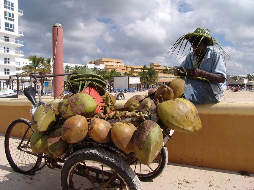 Vendedor ambulante en una calle en República Dominicana.