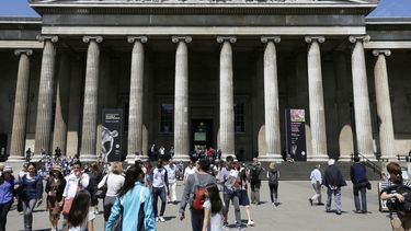 Visitantes caminan afuera del Museo Británico en Bloomsbury, Londres, el viernes 26 de junio de 2015.&nbsp;