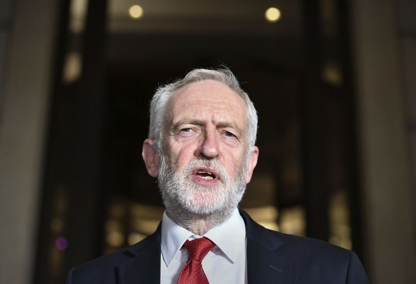 El l&iacute;der del principal partido de oposici&oacute;n brit&aacute;nico, Jeremy Corbyn, habla con los medios en Londres, el s&aacute;bado 16 de noviembre de 2019, tras una reuni&oacute;n del Partido Laborista.&nbsp;