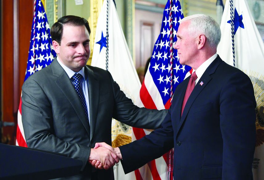 El embajador de Estados Unidos en la Organizaci&oacute;n de Estados Americanos (OEA), Carlos Trujillo junto al vicepresidente Mike Pence.