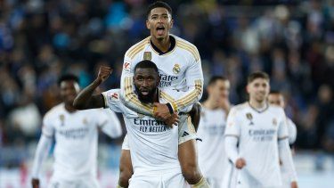 Antonio Rudiger (centro), del Real Madrid, carga a Jude Bellingham para celebrar la victoria de su equipo en la Liga de España en el partido entre Deportivo Alavés y Real Madrid en el estadio Mendizorroza en Vitoria-Gasteiz, España, el jueves 21 de diciembre de 2023.&nbsp;