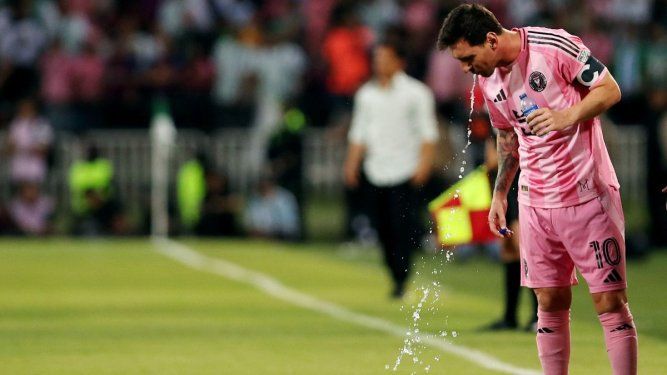 El atacante argentino Lionel Messi, del Inter Miami, escupe agua durante un partido amistoso en Medellín, el 31 de enero de 2026.