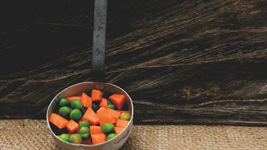 Arvejas o guisantes con zanahorias