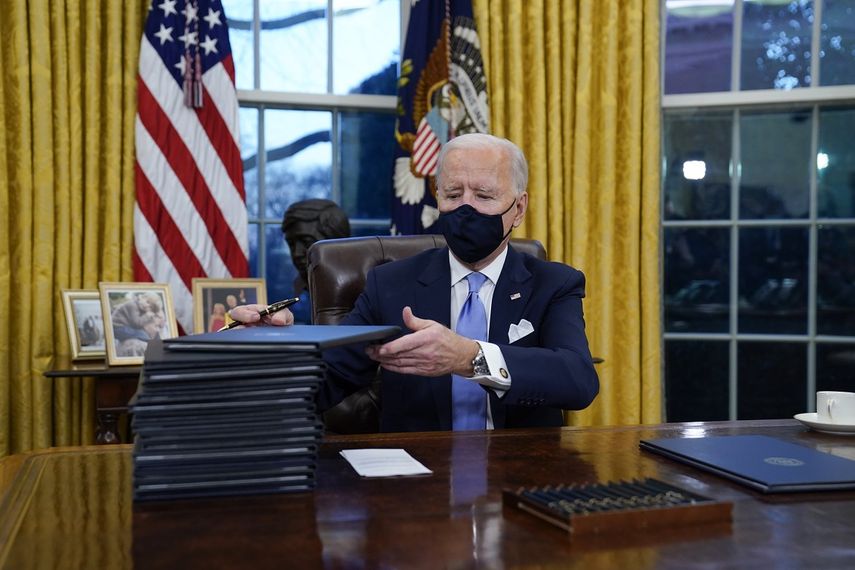 El presidente Joe Biden firma sus primeras órdenes ejecutivas, 20 de enero de 2021 en la Oficina Oval de la Casa Blanca, en Washington.&nbsp;