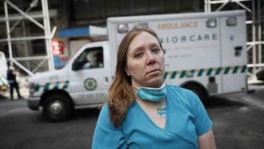 La enfermera Elizabeth Schafer, de 36 a&ntilde;os, de St. Paul, Minnesota, antes de entrar al hospital Beth Israel Mount Sinai para iniciar su segundo d&iacute;a como voluntaria para combatir la pandemia del COVID-19, el mi&eacute;rcoles 1 de abril de 2020.&nbsp;