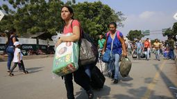 La llegada de&nbsp;ayuda&nbsp;humanitaria&nbsp;para los venezolanos anunciada es esperada con ansiedad por quienes a diario transitan por el puente internacional Simón Bolívar.