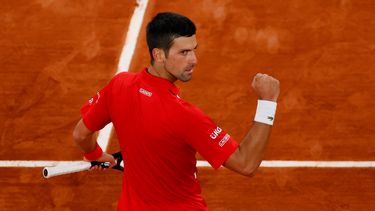 Novak Djokovic celebra su triunfo el lunes 5 de octubre de 2020 en Roland Garros ante el ruso&nbsp;ruso Karen Kachanov