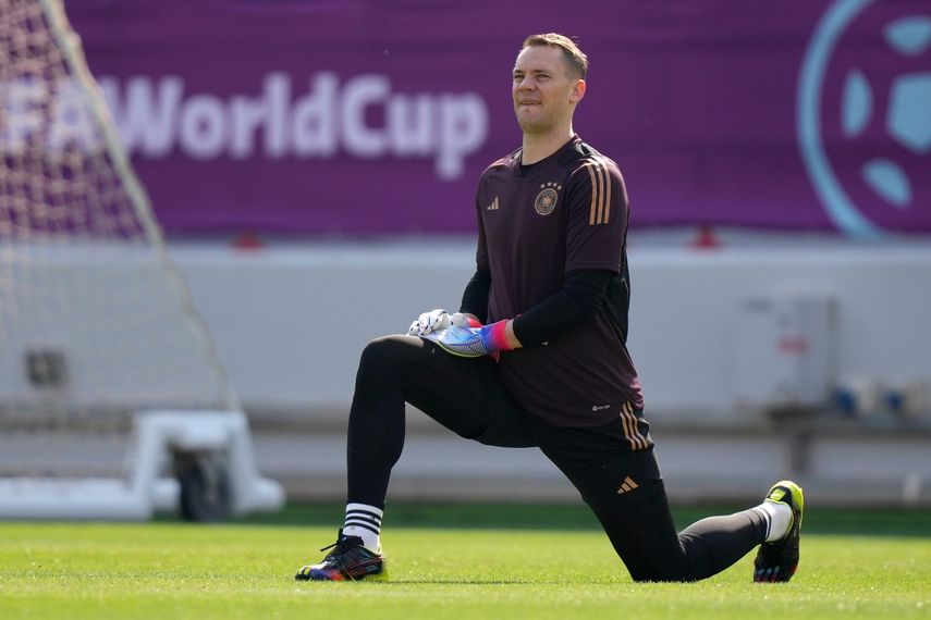 El portero de Alemania, Manuel Neuer, estira durante una sesión de entrenamiento en el estadio Al-Shamal, en la víspera de su partido del Grupo E del Mundial frente a Japón, en Al-Ruwais, Catar, el 22 de noviembre de 2022.