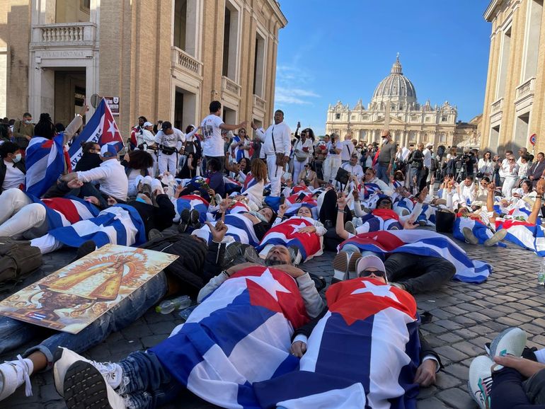 Cubanos se acostaron sobre la  Via della Conciliazione, una de las avenidas en Roma, Italia, para expresar sus demandas por libertad en Cuba y pedir el apoyo del papa Francisco. 