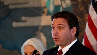 El gobernador de Florida, Ron DeSantis, junto a Sylvia Iriondo, presidenta de la organización M.A.R por Cuba. (Archivo)