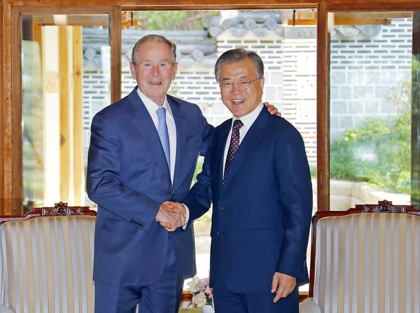 El presidente de&nbsp;Corea&nbsp;del&nbsp;Sur, Moon Jae-in (d), posa con el expresidente de los Estados Unidos George W. Bush (i) durante una reunión en la oficina presidencial de Cheong Wa Dae este jueves, en Seúl (Corea&nbsp;del&nbsp;Sur).&nbsp;&nbsp;