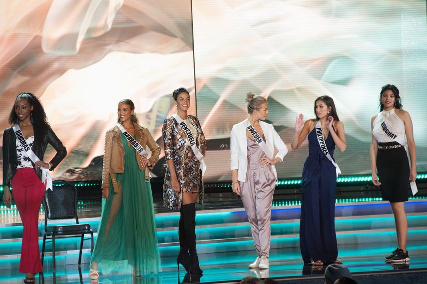 Las candidatas del concurso Bahamas, Yasmine Cooke; de Barbados, Lesley Chapman-Andrews; de Venezuela, Keysi Sayago; de Suecia, Frida Fornander; de Filipinas, Rachel Peters, y de Uruguay, Marisol Acosta, durante un ensayo.