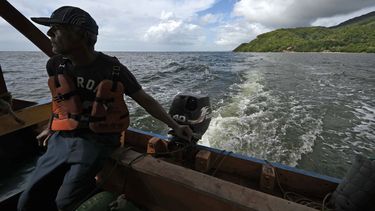 El capitán de un barco pesquero navega frente a la costa mientras participa en la búsqueda de víctimas de un naufragio en Guiria, Venezuela, el 18 de diciembre de 2020, en el que perecieron 29 venezolanos que huían de su país en búsqueda de trabajo y comida.