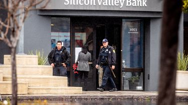 Dos agentes de seguridad custodian el Silicon Valley Bank.