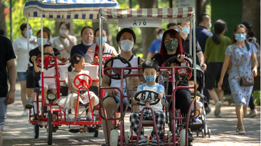 Un grupo de personas en un parque en Beijing el 21 de agosto del 2021.&nbsp;