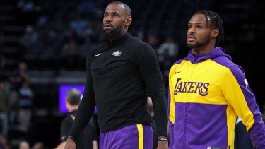 LeBron James (izquierda) y su hijo Bronny previo a un juego de los Lakers de Los Ángeles contra los Grizzlies de Memphis, el 6 de noviembre de 2024.