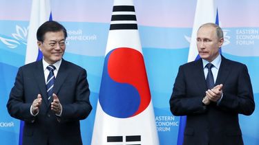 El presidente ruso, Vladímir&nbsp;Putin&nbsp;(d), y su homólogo surcoreano, Moon Jae-in, aplauden durante la rueda de prensa posterior a su reunión en Vladivostok, Rusia.&nbsp;