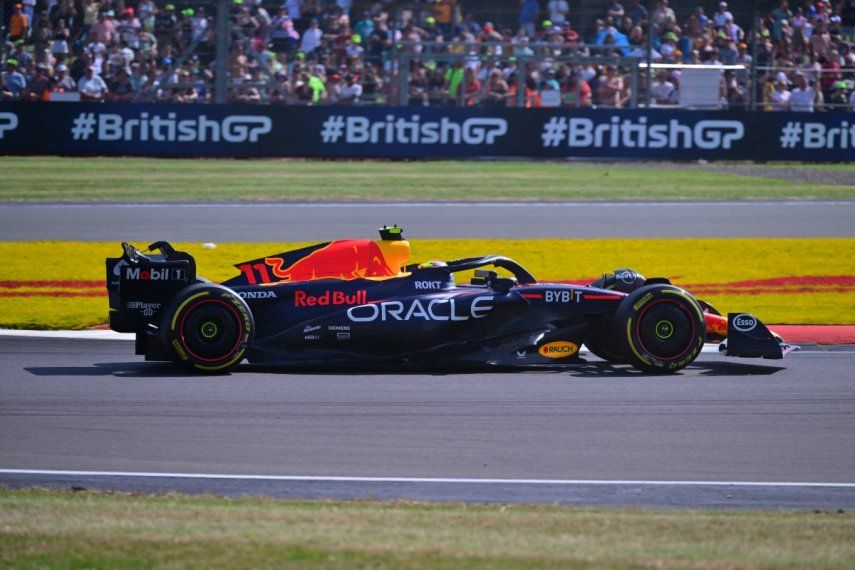 El piloto mexicano de Red Bull Racing, Sergio Pérez, conduce durante la segunda sesión de práctica antes del Gran Premio de Gran Bretaña de Fórmula 1 en el circuito de carreras de Silverstone en Silverstone, en el centro de Inglaterra, el 7 de julio de 2023. &nbsp;