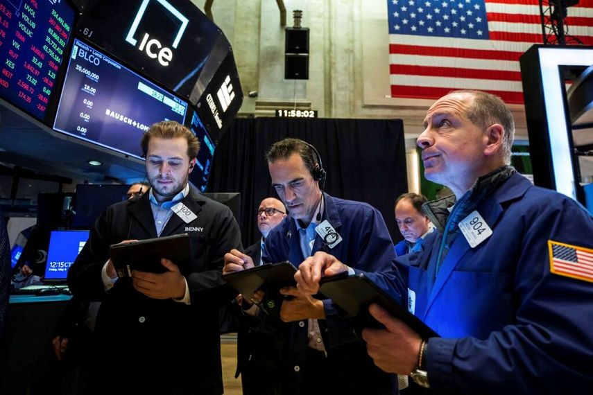 Agentes de Wall Street reaccionan al gran desplome de las acciones en Bolsa.