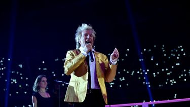 En esta foto de archivo tomada el 28 de noviembre de 2015, el cantante de pop británico Rod Stewart se presenta antes de la pelea por el título de la AMB, la FIB, la OMB y la IBO en el oeste de Alemania.