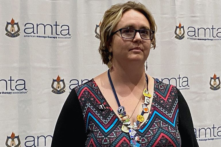 Tonia McGeorge posa para una foto durante la convención nacional de la Asociación Americana de Masoterapeutas el 24 de agosto del 2022 en Cleveland. 