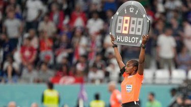 La árbitro Salima Mukansanga muestra el tiempo de descuento durante el partido entre Túnez y Francia en la Copa Mundial, en Al Rayán, Catar, el 30 de noviembre de 2022.