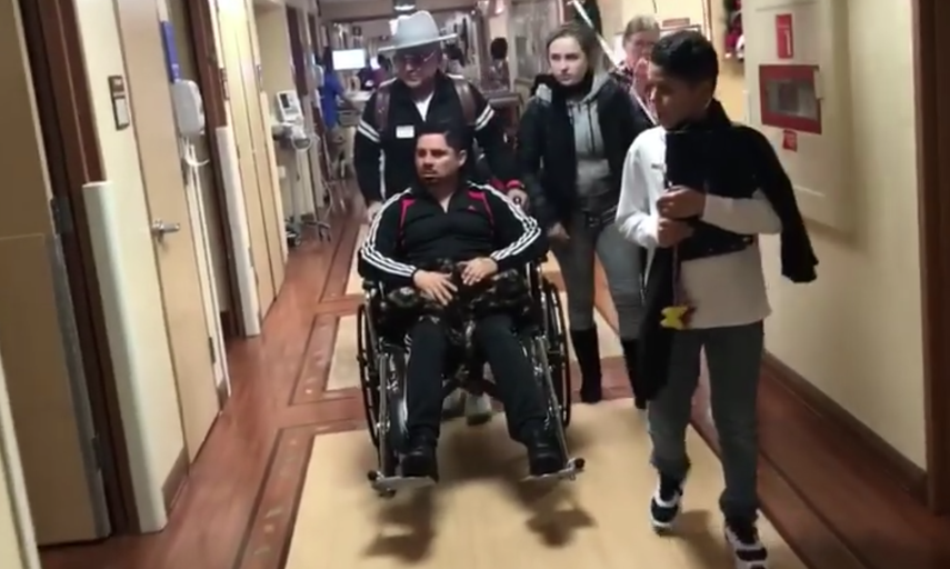 El cantante Larry Hernández abandona el hospital acompañado de sus familiares.&nbsp;