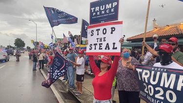 Seguidores del presidente Donald Trump cerca del restaurante La Carreta, en el suroeste de Miami-Dade.&nbsp;