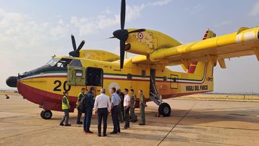 Llegan a España los dos aviones-cisterna Canadair para participar en el dispositivo contra los incendios.