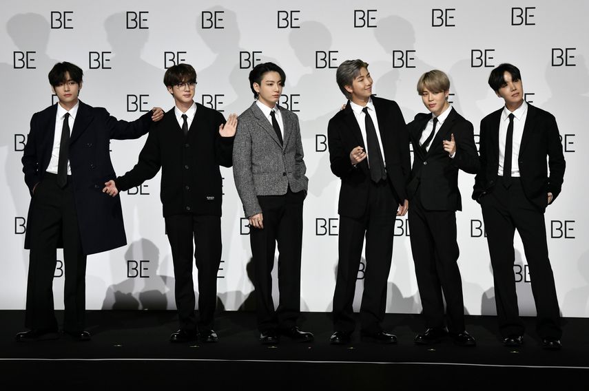 Los miembros de BTS de la banda de chicos de K-pop de Corea del Sur (de izquierda a derecha) V, Jin, Jung Kook, RM, Jimin y J-Hope posan para una sesión de fotos durante una conferencia de prensa sobre el nuevo álbum de BTS BE (Deluxe Edition) en Seúl el 20 de noviembre de 2020.&nbsp;