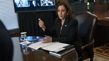 La vicepresidenta Kamala Harris asiste a una reunión con directores generales de empresas sobre el desarrollo económico en el Triángulo Norte, el jueves 27 de mayo de 2021, en su oficina ceremonial en la Casa Blanca en Washington.&nbsp;