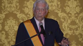 En esta foto de archivo, tomada en Quito el 28 de septiembre de 2021, el escritor peruano y uno de los Premios Nobel de Literatura Mario Vargas Llosa pronuncia un discurso en el Palacio Carondelet de Quito.