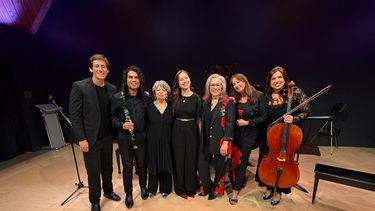 Los músicos reunidos en el escenario.&nbsp;