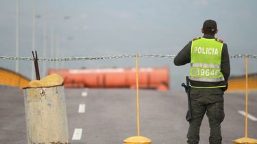 Los obstáculos son similares a los ubicados en el cercano puente de Tienditas, una moderna infraestructura sin estrenar bloqueada por dos contenedores luego de que una coalición internacional comenzara a acopiar&nbsp; ayuda humanitaria para Venezuela.