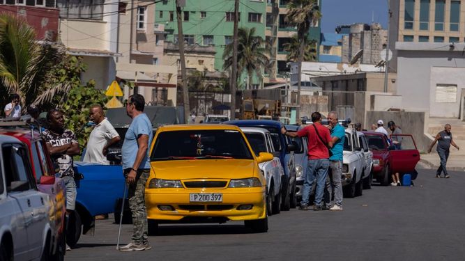 La gente hace fila para cargar combustible en una gasolinera abierta en La Habana, Cuba, el martes 18 de abril de 2023.&nbsp;