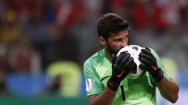 En esta foto del mi&eacute;rcoles 27 de junio de 2018, el arquero brasile&ntilde;o Alisson besa la pelota durante el partido contra Serbia en la Copa Mundial en Rusia.