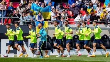 Jugadores de la selección ucraniana calientan frente al público en una sesión de entrenamiento antes del inicio de la Euro 2024 en Wiesbaden, Alemania, el jueves 13 de junio del 2024.