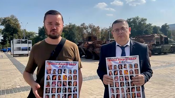 Los diputados ucranianos Maryan Zablotsky y Alexander Merezhko proclaman la adjudicación del Premio Libertad Pedro Luis Boitel 2023 a las 137 presas políticas cubanas.