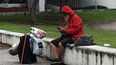 Necesitados deambulan por algunas calles de Miami, aún existe ayuda para proveer comida y albergue.