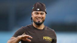 El venezolano Luis Arráez, de los Padres de San Diego, sostiene una mantis religiosa en el dorso de su mano antes del quinto juego de la serie divisional ante los Dodgers de Los Ángeles, el jueves 10 de octubre de 2024 El venezolano Luis Arráez, de los Padres de San Diego, sostiene una mantis religiosa en el dorso de su mano antes del quinto juego de la serie divisional ante los Dodgers de Los Ángeles, el jueves 10 de octubre de 2024