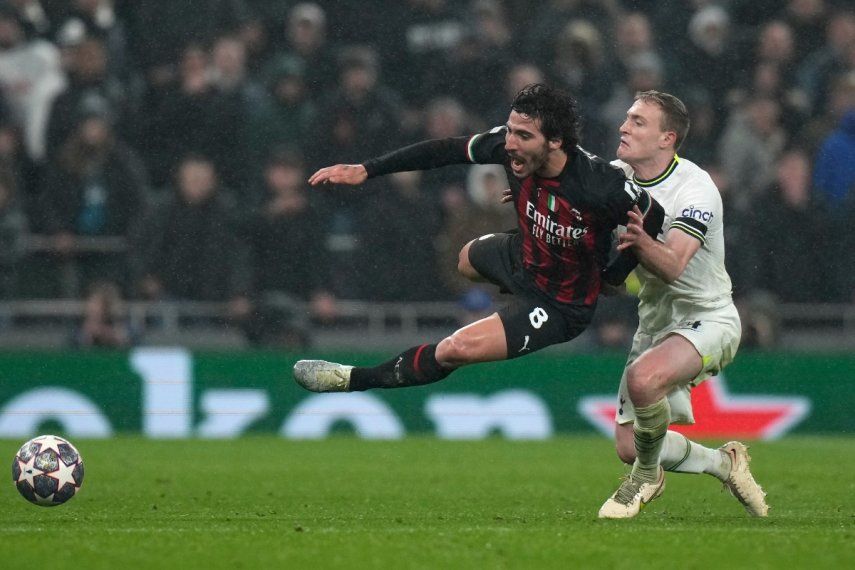 Oliver Skipp, del Tottenham, trata de detener a Sandro Tonali, del Milan durante un partido de la Liga de Campeones, el miércoles 8 de marzo de 2023&nbsp;