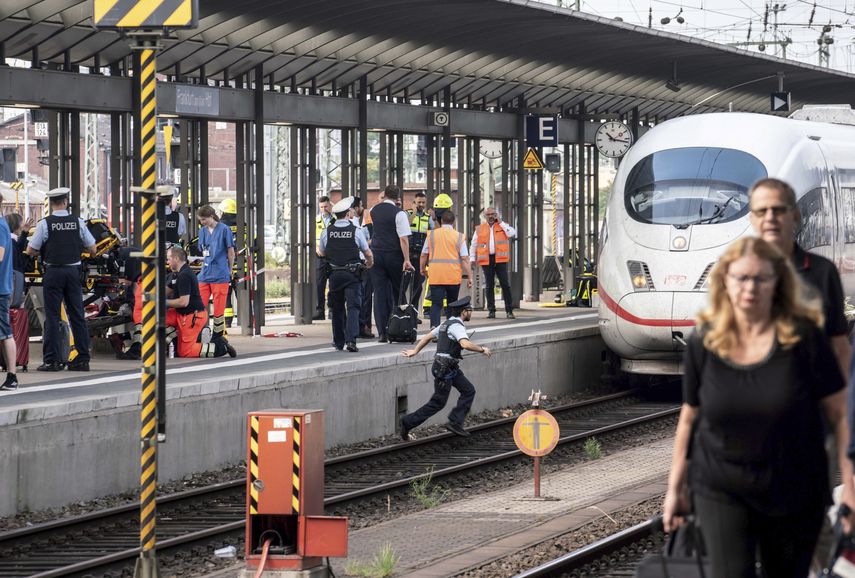 La escena en la principal estaci&oacute;n de trenes de Fr&aacute;ncfort, Alemania, el 29 de julio del 2019 luego que un hombre empuj&oacute; a los rieles a un ni&ntilde;o y su madre, y el ni&ntilde;o muri&oacute; atropellado por el tren.&nbsp;